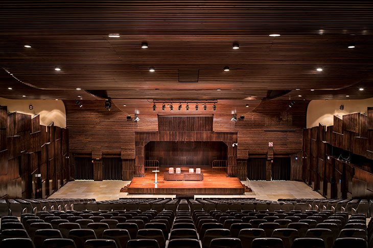 Auditorio 1 on 1 000 m2 ja siihen mahtuu jopa 950 ihmistä, mikä tekee siitä suurimman auditorion Malaga © FYCMA Malagan messu- ja kongressikeskuksessa Auditorio 1 on 1 000 m2 ja siihen mahtuu jopa 950 ihmistä, mikä tekee siitä suurimman auditorion Malaga © FYCMA Malagan messu- ja kongressikeskuksessa