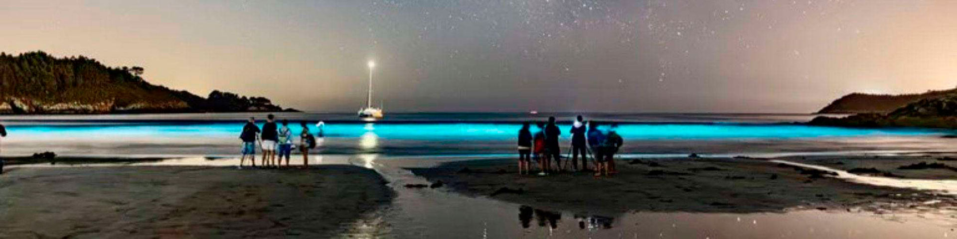 La Costa da Morte concentra algunos de los enclaves más icónicos para observar este mar luminoso