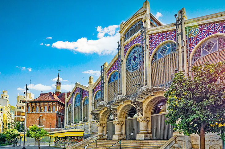 Imagen exterior del Mercado Central de Valencia, obra del modernismo valenciano y situado en la emblemática plaza Ciudad de Brujas