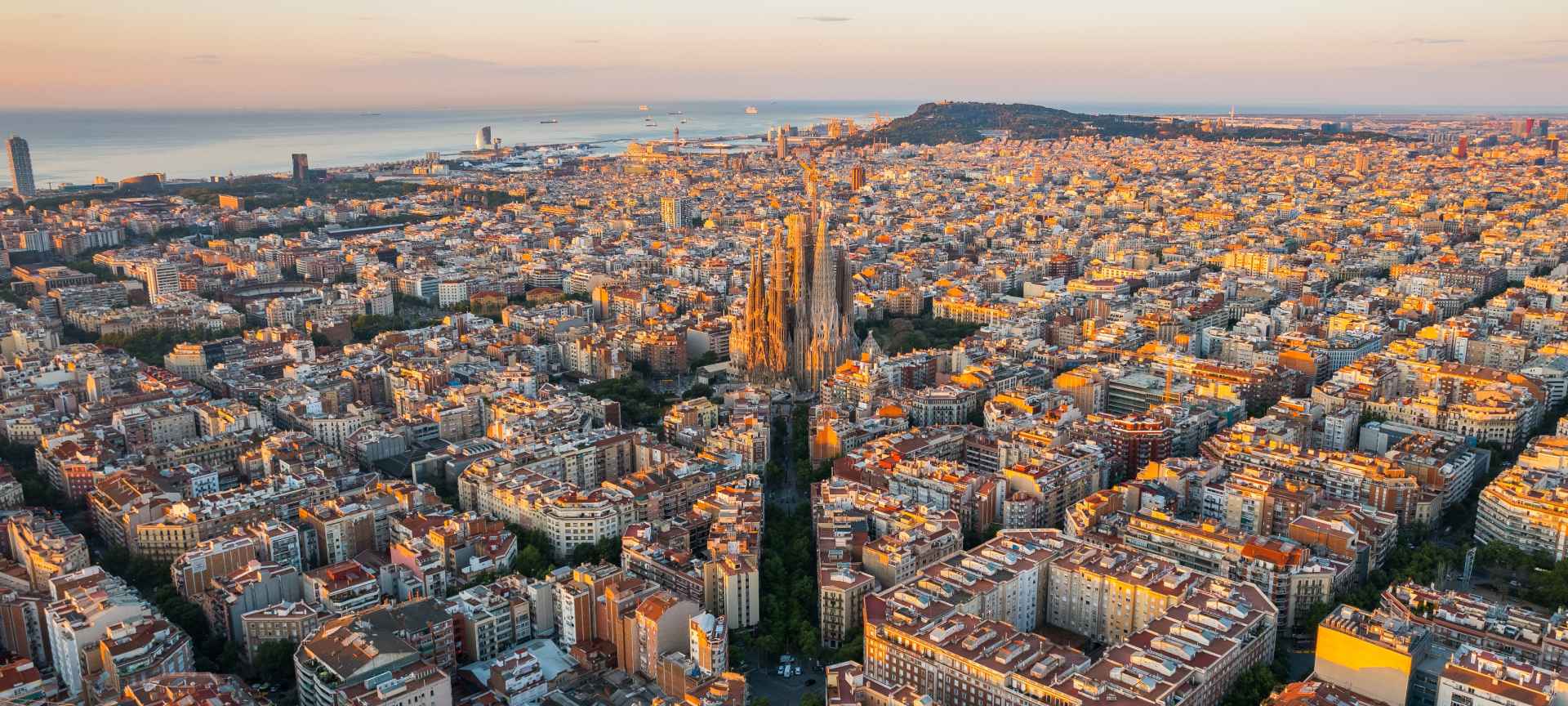 Vue aérienne de la ville de Barcelone avec la Sagrada Familia au centre de l’image, un exemple d’histoire, d’architecture, de modernité et d’avant-garde.