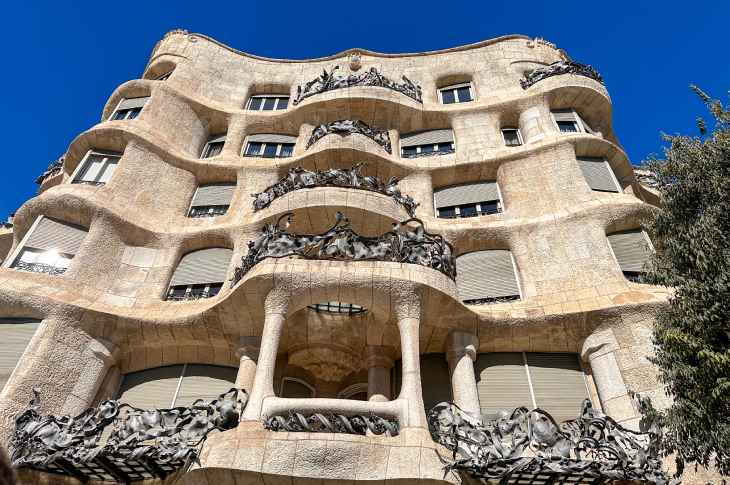 La Pedrera (ou Casa Milà) est un bâtiment moderniste conçu par l’architecte Antoni Gaudí entre 1906 et 1910 La Pedrera (ou Casa Milà) est un bâtiment moderniste conçu par l’architecte Antoni Gaudí entre 1906 et 1910