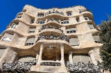 La Pedrera (ou Casa Milà) est un bâtiment moderniste conçu par l’architecte Antoni Gaudí entre 1906 et 1910