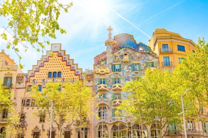 La mythique Casa Batlló, conçue par l’architecte catalan Antoni Gaudí, est une visite incontournable du Passeig de Gràcia à Barcelone La mythique Casa Batlló, conçue par l’architecte catalan Antoni Gaudí, est une visite incontournable du Passeig de Gràcia à Barcelone