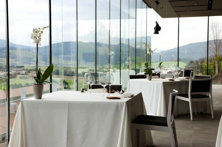 Azurmendi, du chef Eneko Atxa, est un bâtiment bioclimatique unique intégré dans la nature, qui a été récompensé comme le restaurant le plus durable au monde en 2018 Azurmendi, du chef Eneko Atxa, est un bâtiment bioclimatique unique intégré dans la nature, qui a été récompensé comme le restaurant le plus durable au monde en 2018