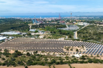 PortAventura World dispose d’une installation composée de 11 102 panneaux solaires, couvrant un tiers des besoins énergétiques de ses montagnes russes et autres infrastructures