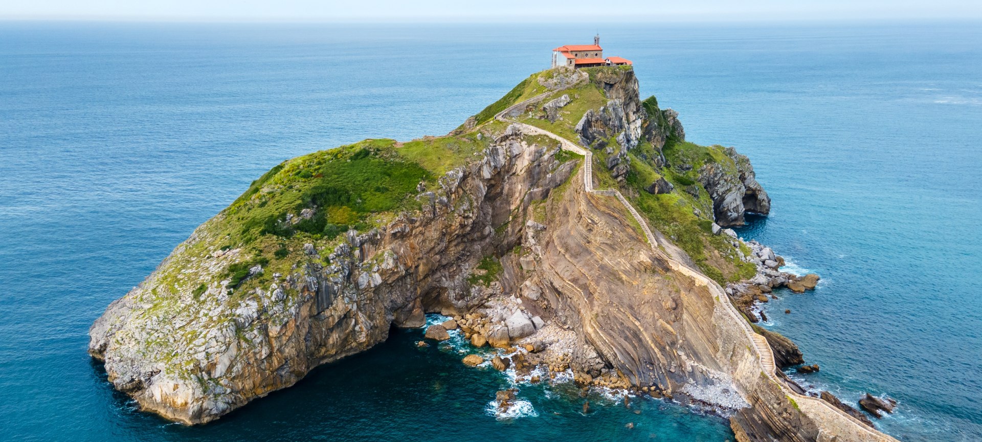 La beauté de San Juan de Gaztelugatxe a impressionné les créateurs de la série Game of Thrones, qui l'ont choisie pour représenter la forteresse de Rocadragon