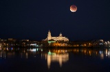 Måneformørkelse i havneområdet i Salamanca med katedralen, der oplyser floden Tormes. Castilla y León Måneformørkelse i havneområdet i Salamanca med katedralen, der oplyser floden Tormes. Castilla y León