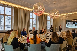 Presentación de Paradores en Office Club