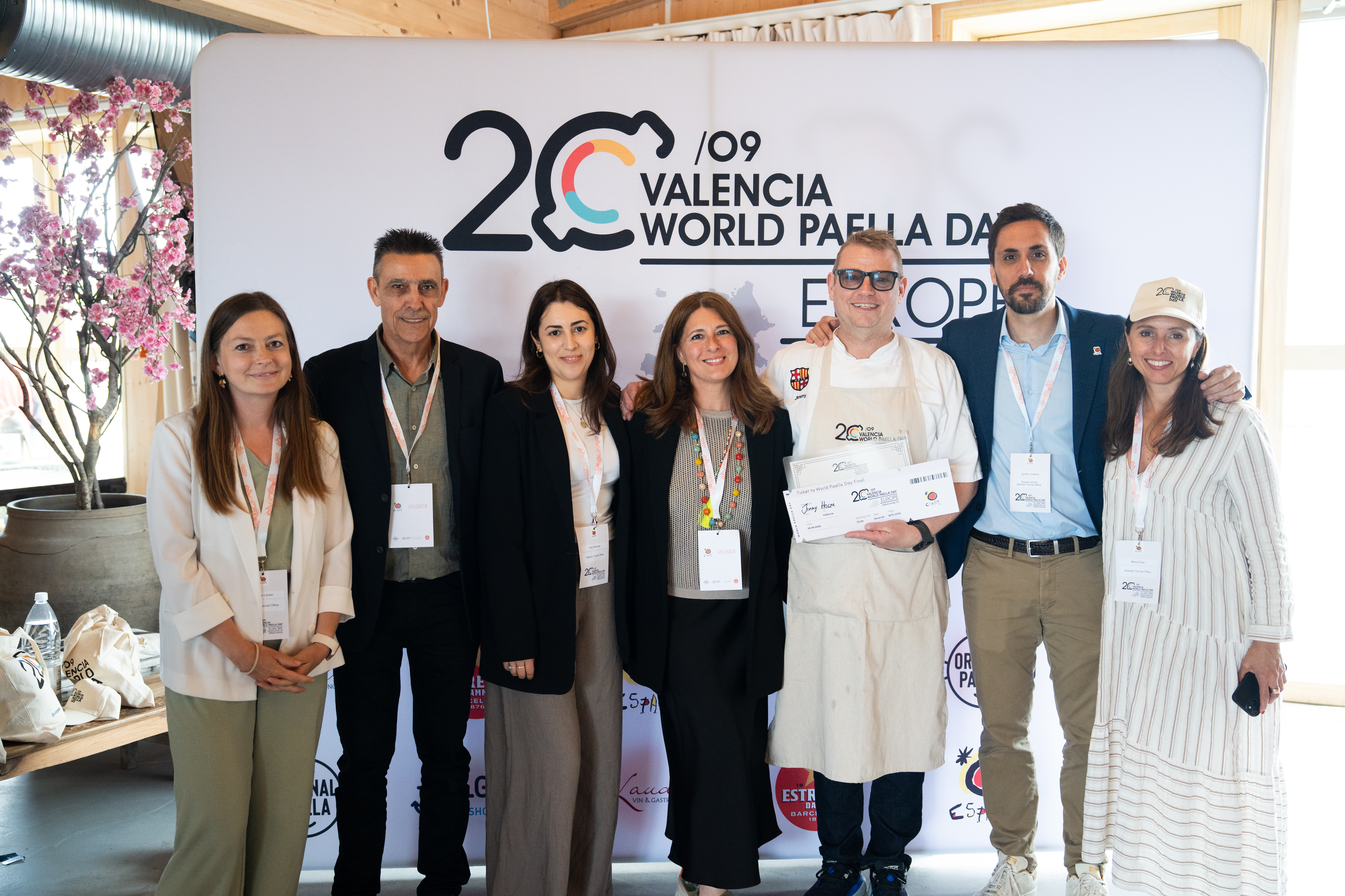 Equipo de la OET, representante de Visit València y el ganador del concurso. Equipo de la OET, representante de Visit València y el ganador del concurso.
