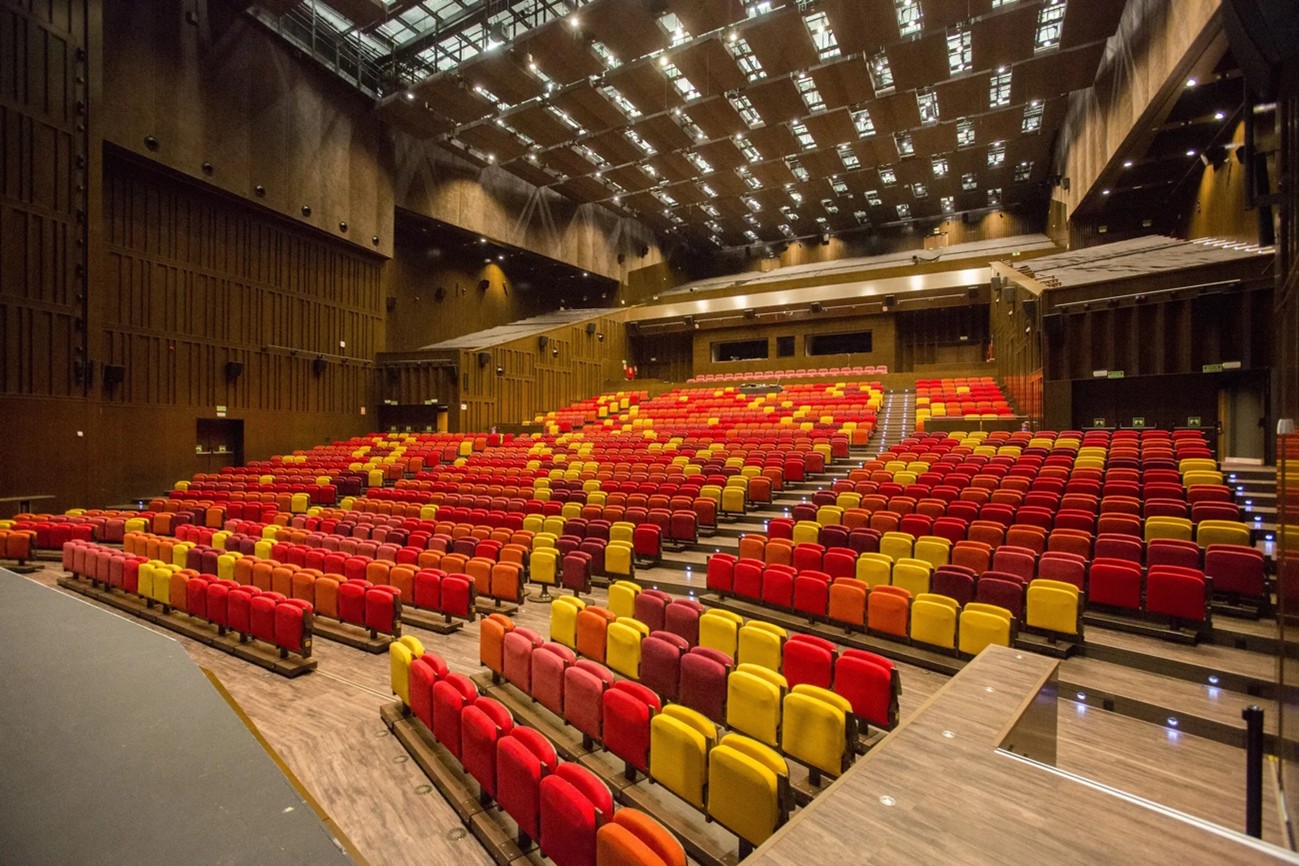 Cartuja Center är utrustat med den senaste Gala Venue-tekniken för flexibla auditoriekonfigurationer; från 2 000 sittplatser till en öppen planlösning för upp till 3 500 gäster Cartuja Center är utrustat med den senaste Gala Venue-tekniken för flexibla auditoriekonfigurationer; från 2 000 sittplatser till en öppen planlösning för upp till 3 500 gäster