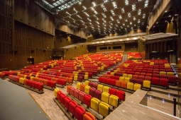 Cartuja Center är utrustat med den senaste Gala Venue-tekniken för flexibla auditoriekonfigurationer; från 2 000 sittplatser till en öppen planlösning för upp till 3 500 gäster Cartuja Center är utrustat med den senaste Gala Venue-tekniken för flexibla auditoriekonfigurationer; från 2 000 sittplatser till en öppen planlösning för upp till 3 500 gäster