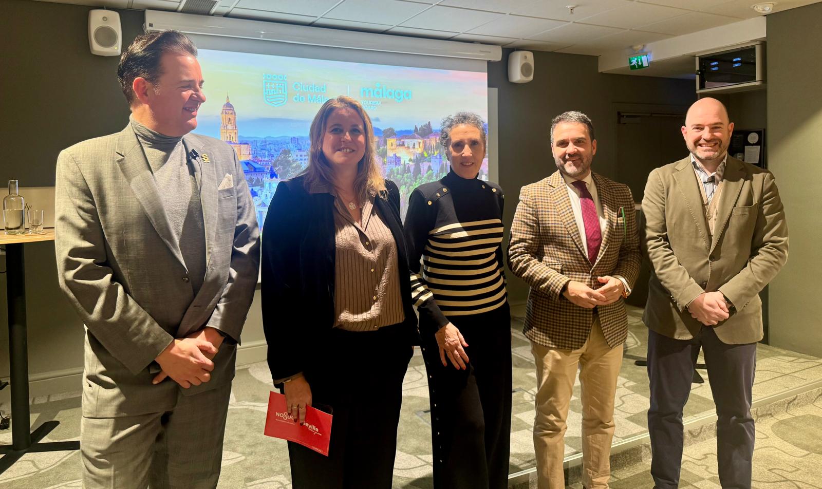 Från vänster till höger: Herr Santi García-Dils de la Vega, Direktör för Lyxturism, Kryssningar och HBTQ i Sevilla; Fru Angie Moreno Ramón, Viceborgmästare och Råd för Turism och Kultur i Sevilla; Fru Milagros Montes, Rådgivare vid Spanska Turistbyrån i Stockholm; Herr Jacobo Florido Gómez, Viceborgmästare och Råd för Turism, Stadsutveckling och Personalresurser i Málaga; Herr Jonathan Gómez Punzón, Generaldirektör för Turism i Málaga. Från vänster till höger: Herr Santi García-Dils de la Vega, Direktör för Lyxturism, Kryssningar och HBTQ i Sevilla; Fru Angie Moreno Ramón, Viceborgmästare och Råd för Turism och Kultur i Sevilla; Fru Milagros Montes, Rådgivare vid Spanska Turistbyrån i Stockholm; Herr Jacobo Florido Gómez, Viceborgmästare och Råd för Turism, Stadsutveckling och Personalresurser i Málaga; Herr Jonathan Gómez Punzón, Generaldirektör för Turism i Málaga.