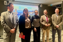 De izda a decha: Sr. Santi García-Dils de la Vega, Director de Turismo de Lujo, Cruceros y LGBT de Sevilla; Sra. Angie Moreno Ramón, Vicealcaldesa y Concejala de Turismo y Cultura de Sevilla; Sra. Milagros Montes, Consejera de la Oficina de Turismo Española en Estocolmo; Sr. Jacobo Florido Gómez, Vicealcalde y Concejal de Turismo y Promoción Urbana, y Recursos Humanos de Málaga; Sr. Jonathan Gómez Punzón, Director General de Turismo de Málaga