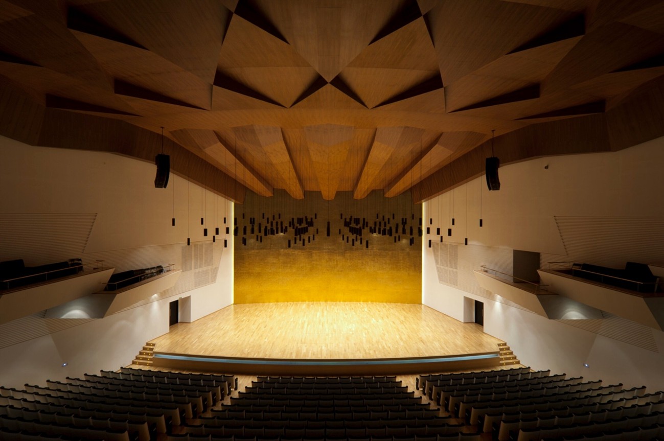 Alicante Provincial Council Auditorium–ADDA, med 25 600 m² yta, tar emot kongresser, konferenser och möten av alla slag Alicante Provincial Council Auditorium–ADDA, med 25 600 m² yta, tar emot kongresser, konferenser och möten av alla slag