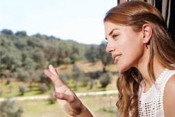 Imagen de chica mirando ventana de un tren Imagen de chica mirando ventana de un tren