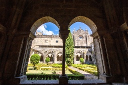 Blick auf den beeindruckenden Kreuzgang und die Gärten der Kathedrale Santa María in Tui, Pontevedra (Galicien)