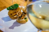 Die Txacolí von Bizkaia ist der perfekte Begleiter, um einige der gastronomischen Delikatessen der Stadt im Pintxo-Format zu kombinieren Die Txacolí von Bizkaia ist der perfekte Begleiter, um einige der gastronomischen Delikatessen der Stadt im Pintxo-Format zu kombinieren