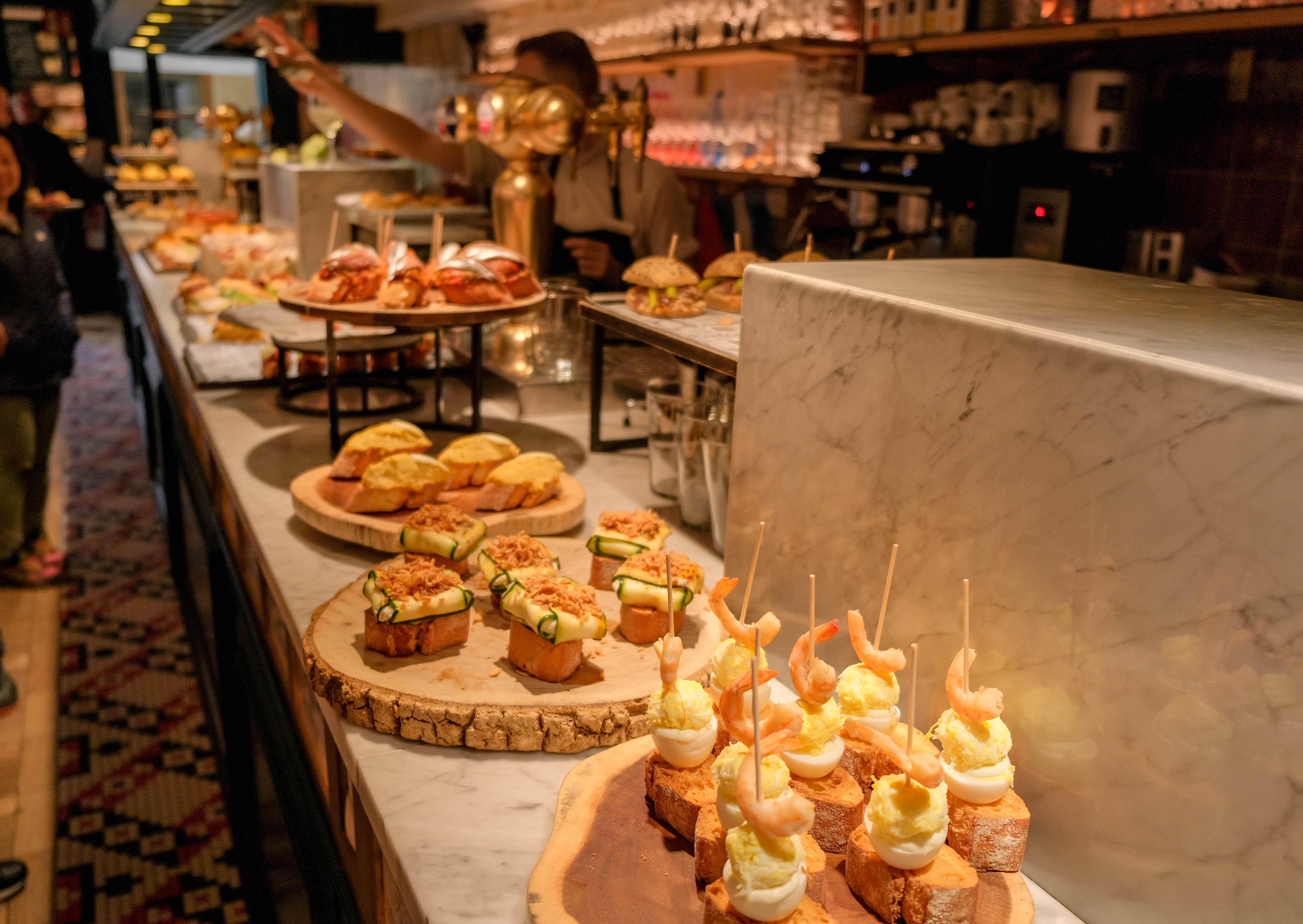 Der Welt-Tapas-Tag lädt dazu ein, neue kulinarische Kreationen im Tapas-Format zu entdecken und Bars, Restaurants und Tavernen in ganz Spanien zu besuchen. Im Bild: Eine Bar in San Sebastián mit ihren berühmten Pintxos