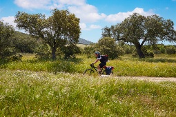 Radfahrer auf der Silberroute durch Extremadura