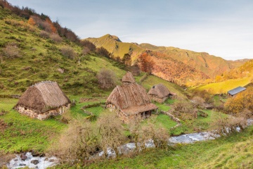 La Pornacal im Naturpark Somiedo besteht aus etwa 32 „Teitos“. Diese traditionellen Hütten werden von Hirten genutzt, um ihre Herden im Winter zu schützen