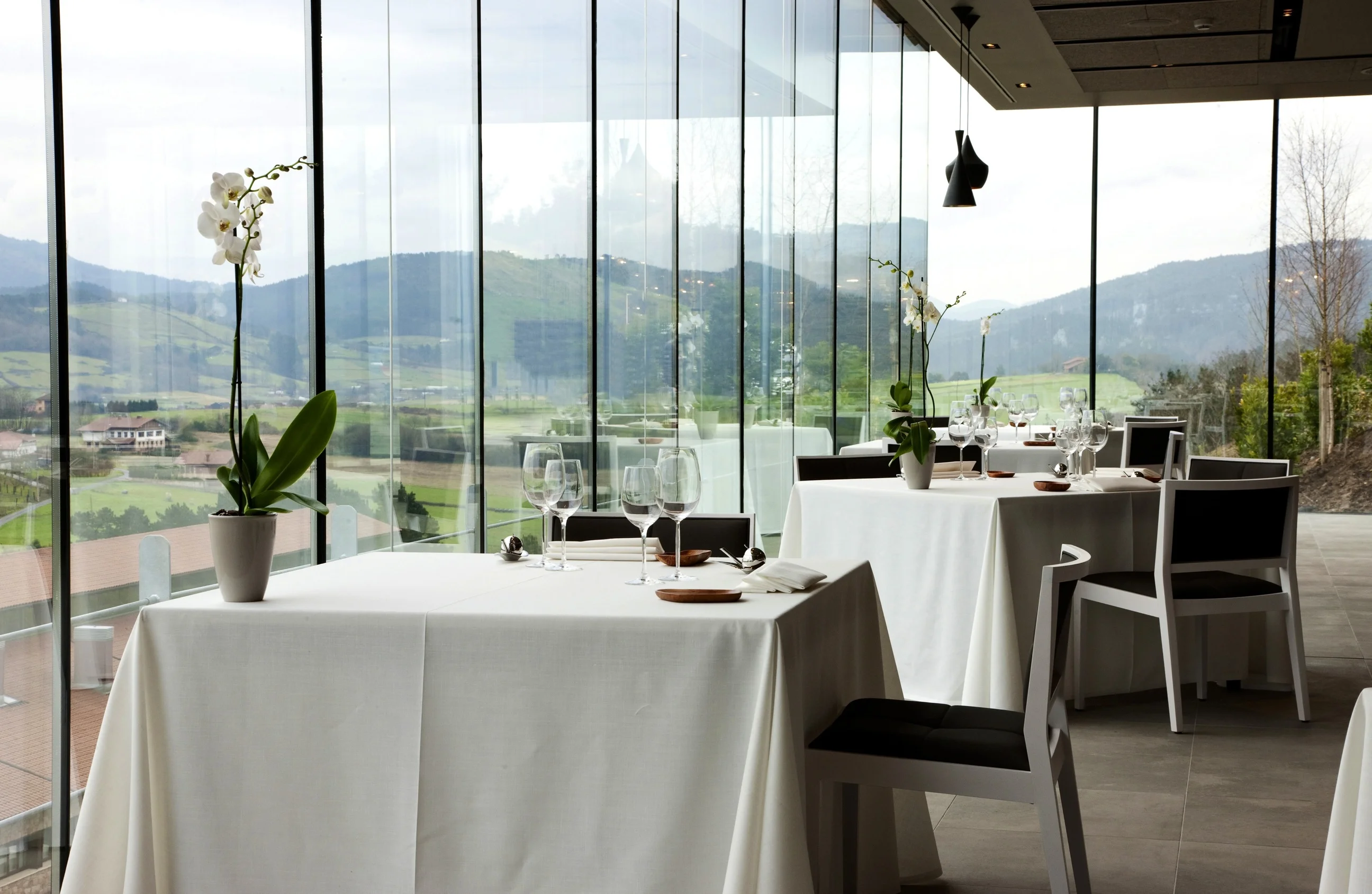 Azurmendi, vom Küchenchef Eneko Atxa, ist ein einzigartiges bioklimatisches Gebäude, das harmonisch in die Natur eingebettet ist und 2018 als nachhaltigstes Restaurant der Welt ausgezeichnet wurde Azurmendi, vom Küchenchef Eneko Atxa, ist ein einzigartiges bioklimatisches Gebäude, das harmonisch in die Natur eingebettet ist und 2018 als nachhaltigstes Restaurant der Welt ausgezeichnet wurde