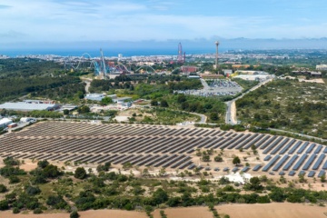 PortAventura World verfügt über eine Anlage mit 11.102 Solarpaneelen, die ein Drittel des Energiebedarfs seiner Achterbahnen und der übrigen Einrichtungen decken
