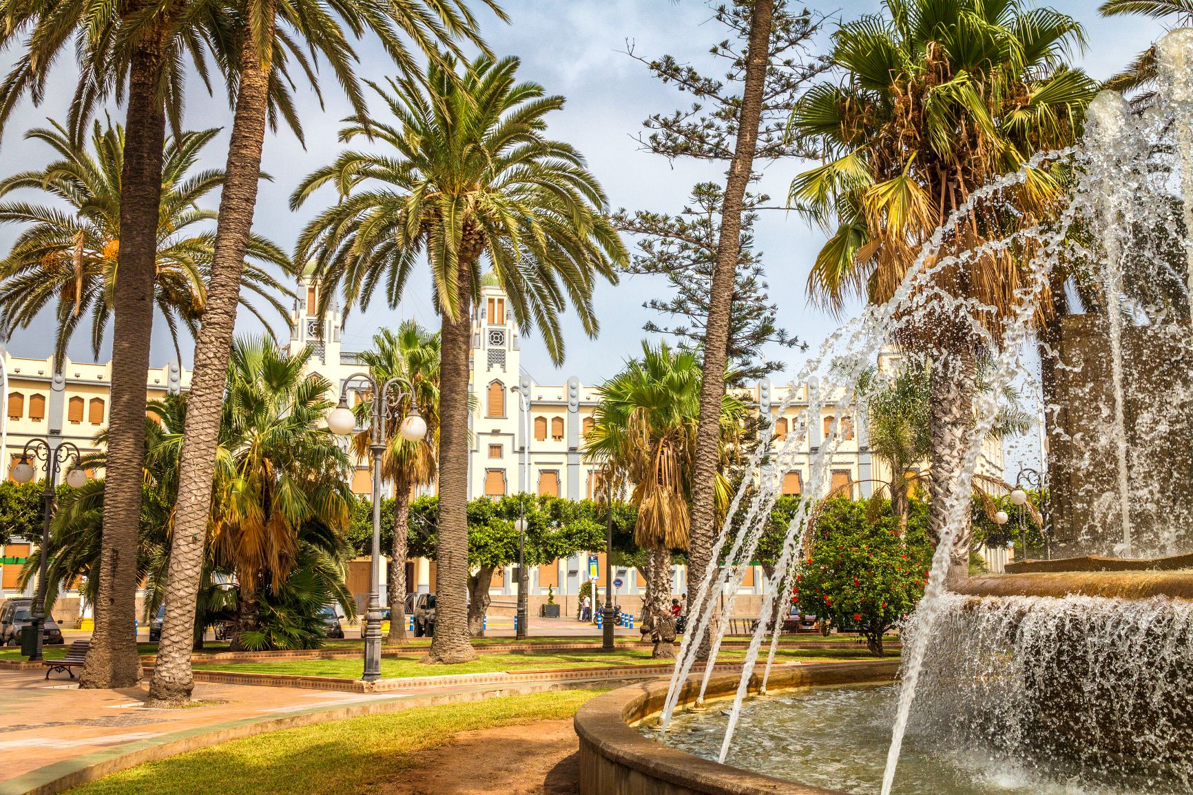 Blick auf die Plaza de España in Melilla mit dem Rathaus im Hintergrund Blick auf die Plaza de España in Melilla mit dem Rathaus im Hintergrund