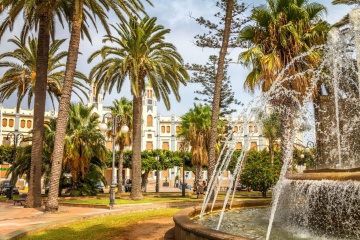 Blick auf die Plaza de España in Melilla mit dem Rathaus im Hintergrund