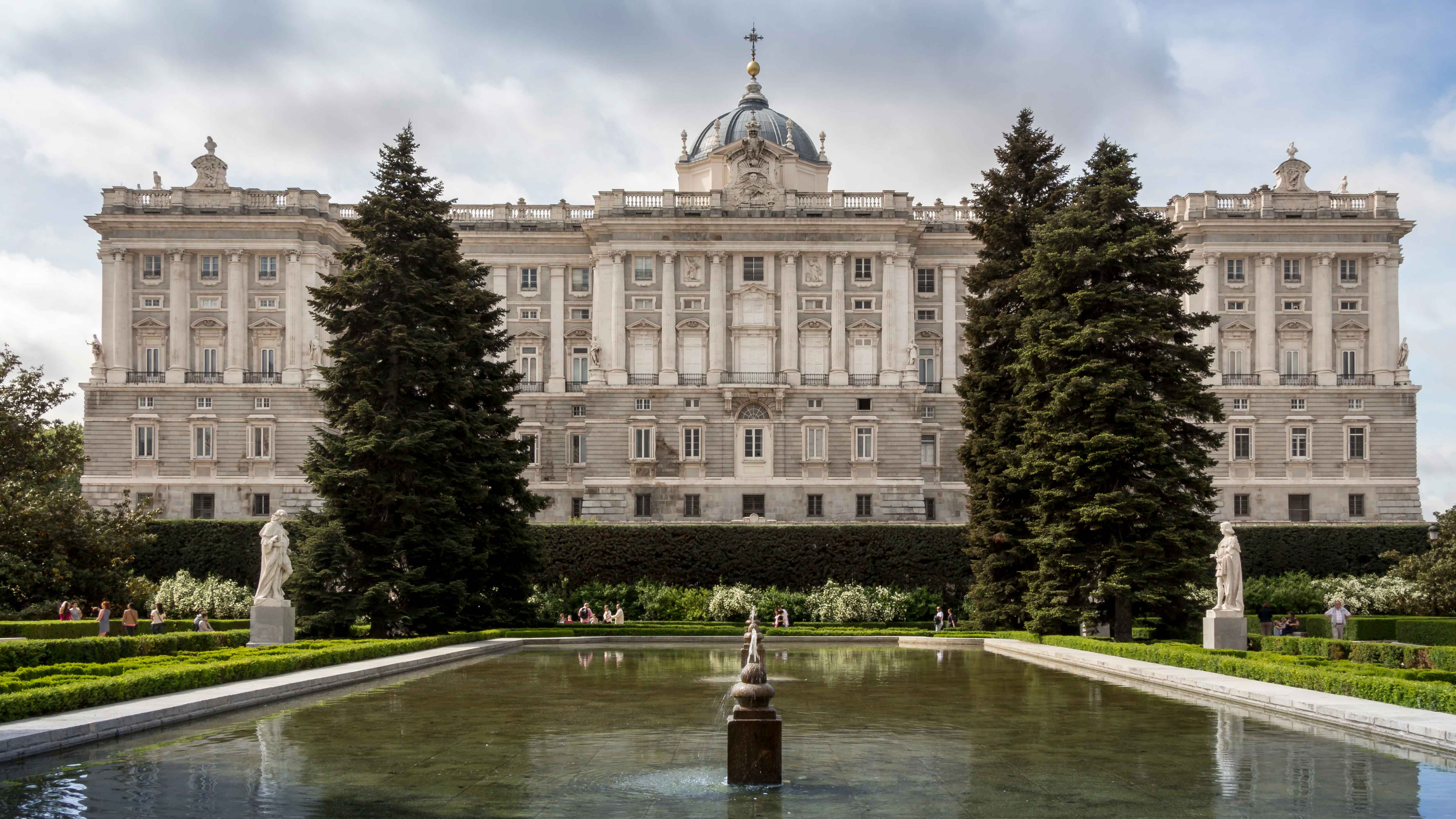 Königspalast und Blick auf die Sabatini-Gärten, Madrid, Spanien Königspalast und Blick auf die Sabatini-Gärten, Madrid, Spanien