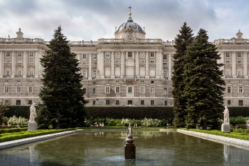 Königspalast und Blick auf die Sabatini-Gärten, Madrid, Spanien