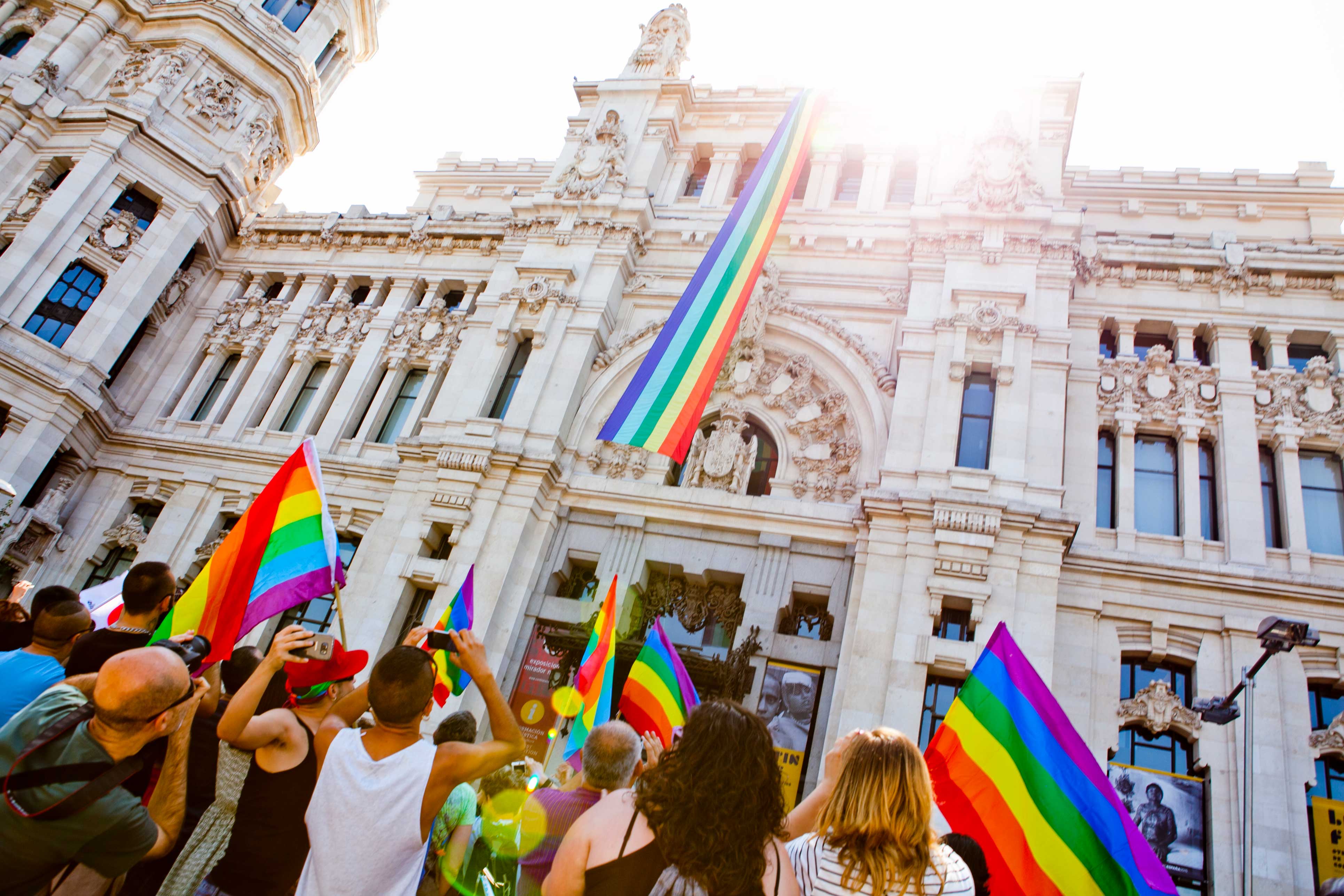 Regenbogenflagge am Rathaus von Madrid 2024 Regenbogenflagge am Rathaus von Madrid 2024