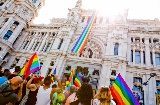 Regenbogenflagge am Rathaus von Madrid 2024 Regenbogenflagge am Rathaus von Madrid 2024