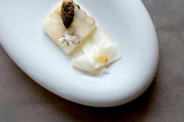Gekühlte Spargelcreme, fermentierter Aspik, Borretsch und Kaviar. Casa Marcial