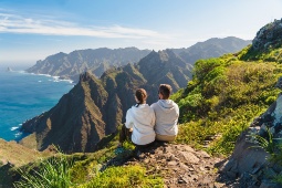 Wanderer genießen die Aussicht nach einer Tour rund um den Naturpark Anaga auf Teneriffa, Islas Canarias