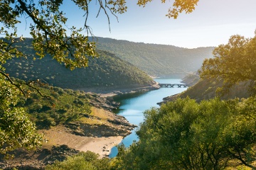 Gesamtansicht des Monfragüe-Nationalparks in Cáceres (Extremadura, Spanien)