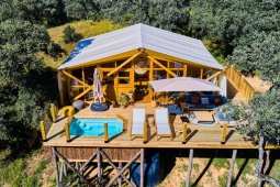 La Dehesa Experiences bietet einen Aufenthalt in fünf Meter hohen Zelten inmitten der Natur im Herzen der Sierra Morena