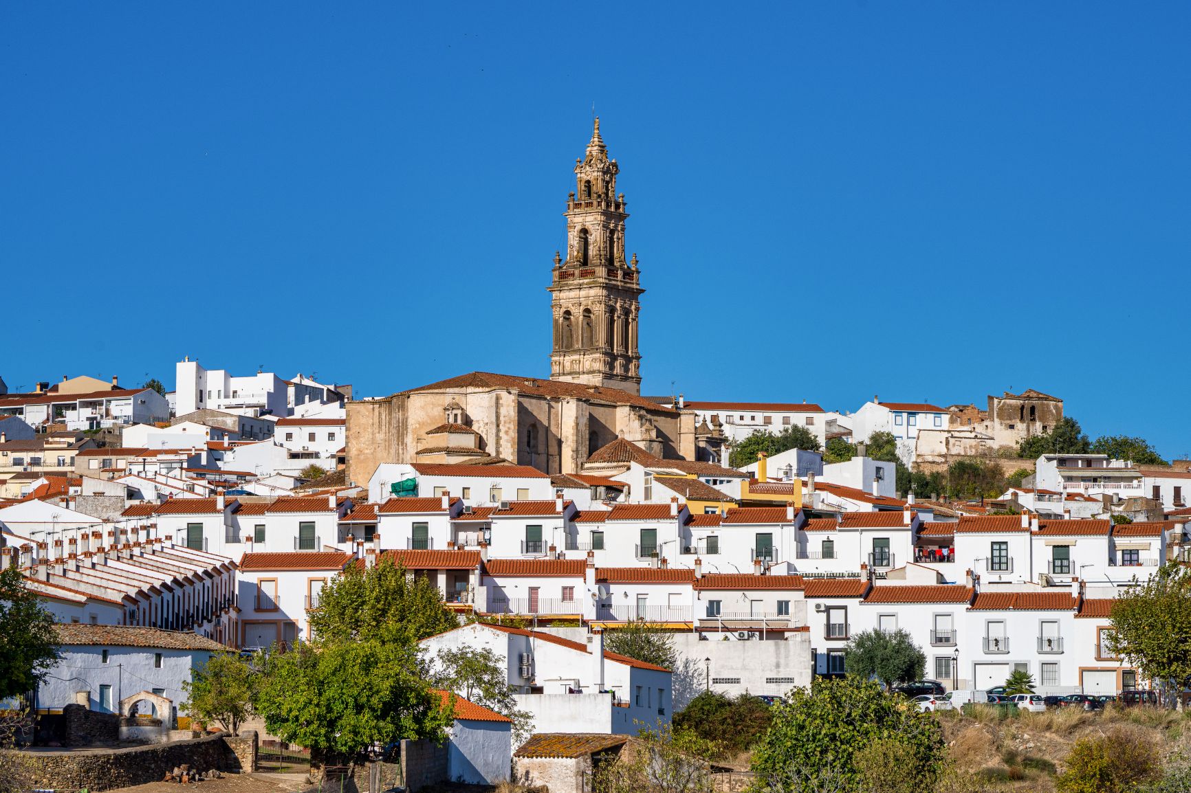 Blick auf Jerez de los Caballeros (Badajoz, Extremadura) mit der repräsentativen Kirche Santa Catalina im Hintergrund Blick auf Jerez de los Caballeros (Badajoz, Extremadura) mit der repräsentativen Kirche Santa Catalina im Hintergrund