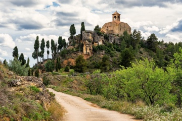 Straße in die Berge der Gemeinde La Fresneda (Teruel, Aragonien), die im Jahr 2025 als eines der schönsten Dörfer Spaniens gilt
