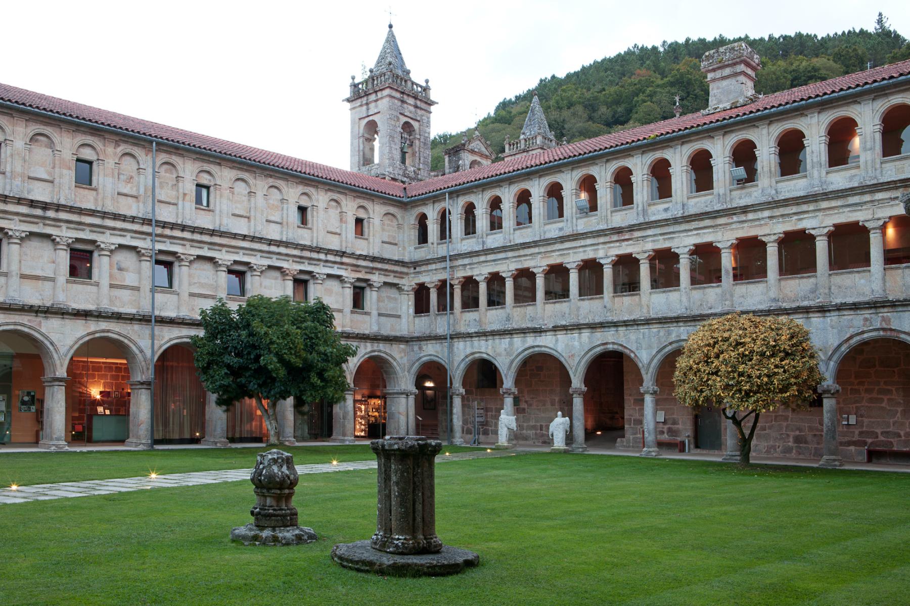 Zentraler Innenhof des Parador de Santo Estevo (Orense), in einem Benediktinerkloster mit Panoramablick auf die Schlucht des Flusses Sil Zentraler Innenhof des Parador de Santo Estevo (Orense), in einem Benediktinerkloster mit Panoramablick auf die Schlucht des Flusses Sil