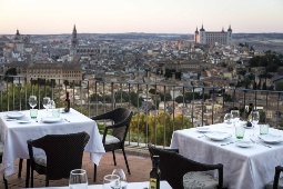 Das Restaurant des Parador de Toledo bietet seinen Gästen einen unvergleichlichen Panoramablick auf die monumentale Stadt mit der Kathedrale und dem Alcázar im Hintergrund Das Restaurant des Parador de Toledo bietet seinen Gästen einen unvergleichlichen Panoramablick auf die monumentale Stadt mit der Kathedrale und dem Alcázar im Hintergrund