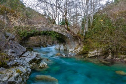 Bild der berühmten Otsindundua-Brücke im Valle de Roncal Bild der berühmten Otsindundua-Brücke im Valle de Roncal