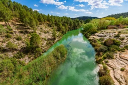 Die Hoces del Río Cabriel, zwischen den Stauseen Contreras und Cofrentes gelegen, tragen in ihrem valencianischen Teil die Bezeichnung Naturpark und im kastilisch-manischen Teil die eines Naturreservats Die Hoces del Río Cabriel, zwischen den Stauseen Contreras und Cofrentes gelegen, tragen in ihrem valencianischen Teil die Bezeichnung Naturpark und im kastilisch-manischen Teil die eines Naturreservats