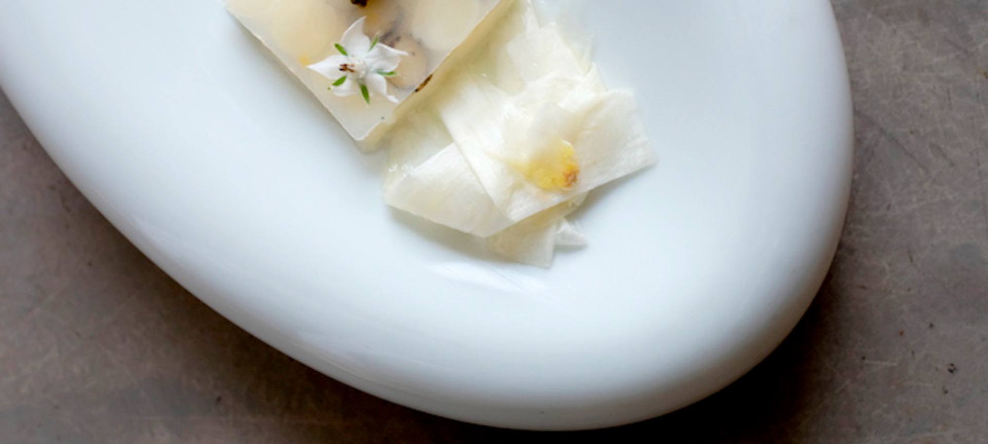 Parsajäätelöä, fermentoitua lihahyytelöä, purasruohoa ja kaviaaria. Casa Marcial © Michelin -opas