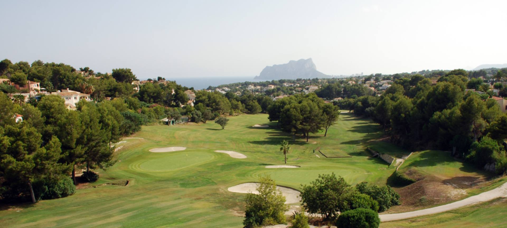 Calpen golfkenttä Costa Blancalla © Shutterstock