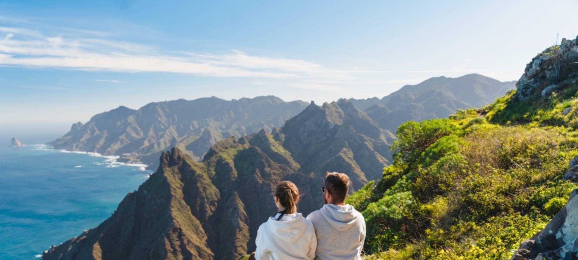 Retkeilijät nauttivat näkymistä patikoinnin jälkeen Anagan maaseutupuistossa Teneriffalla, Kanariansaarilla © Shutterstock