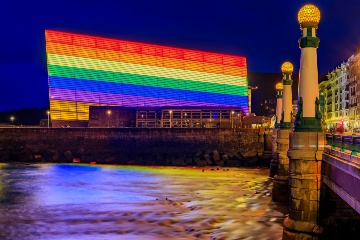 Kursaal Congrescentrum en Auditorium in San Sebastian, versierd met een regenboogvlag