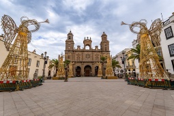 Sint-Annakathedraal, gelegen in de wijk Vegueta (Las Palmas de Gran Canaria), tijdens de kerstperiode Sint-Annakathedraal, gelegen in de wijk Vegueta (Las Palmas de Gran Canaria), tijdens de kerstperiode