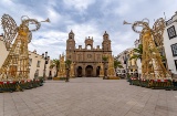 Sint-Annakathedraal, gelegen in de wijk Vegueta (Las Palmas de Gran Canaria), tijdens de kerstperiode Sint-Annakathedraal, gelegen in de wijk Vegueta (Las Palmas de Gran Canaria), tijdens de kerstperiode