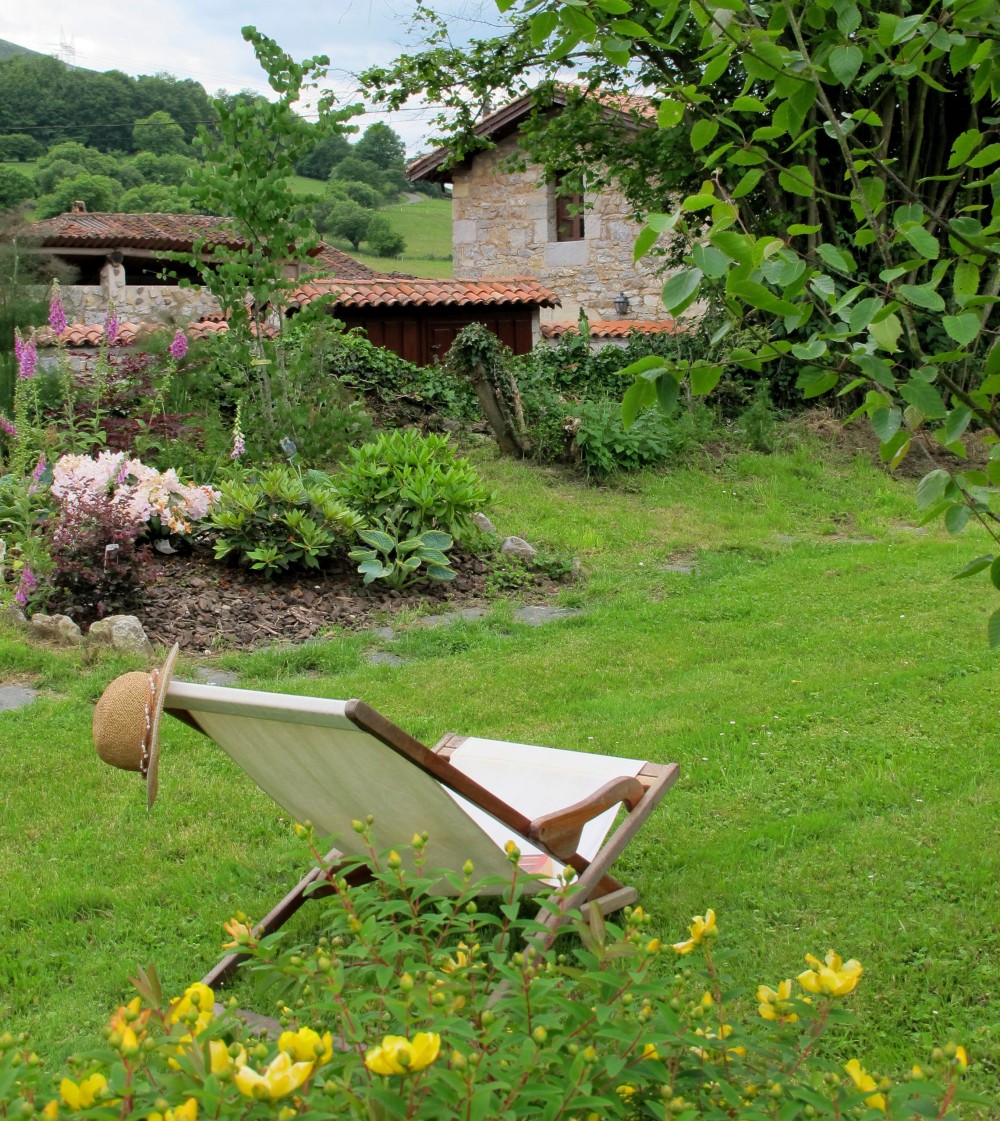 Tuin van Pisón de Fondón (Asturië) waar je heerlijk kunt lezen Tuin van Pisón de Fondón (Asturië) waar je heerlijk kunt lezen