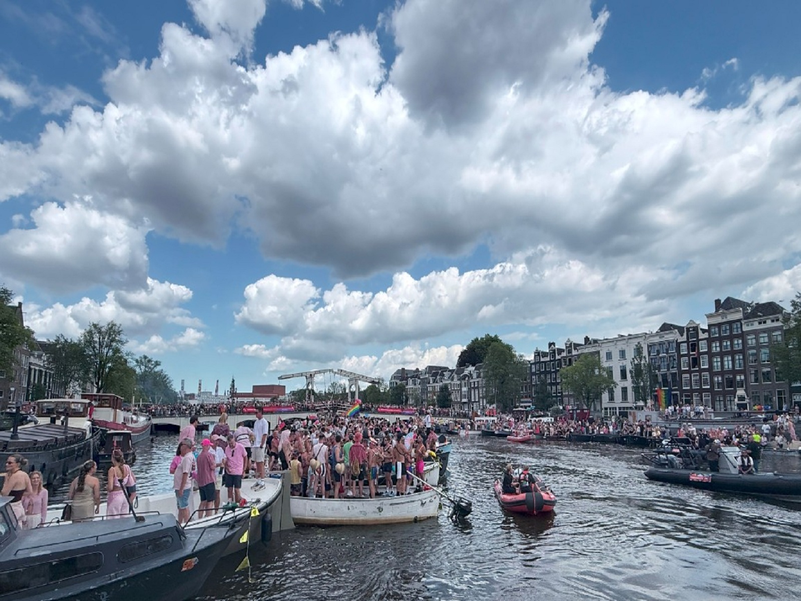 Desfile por los canales de Ámsterdam